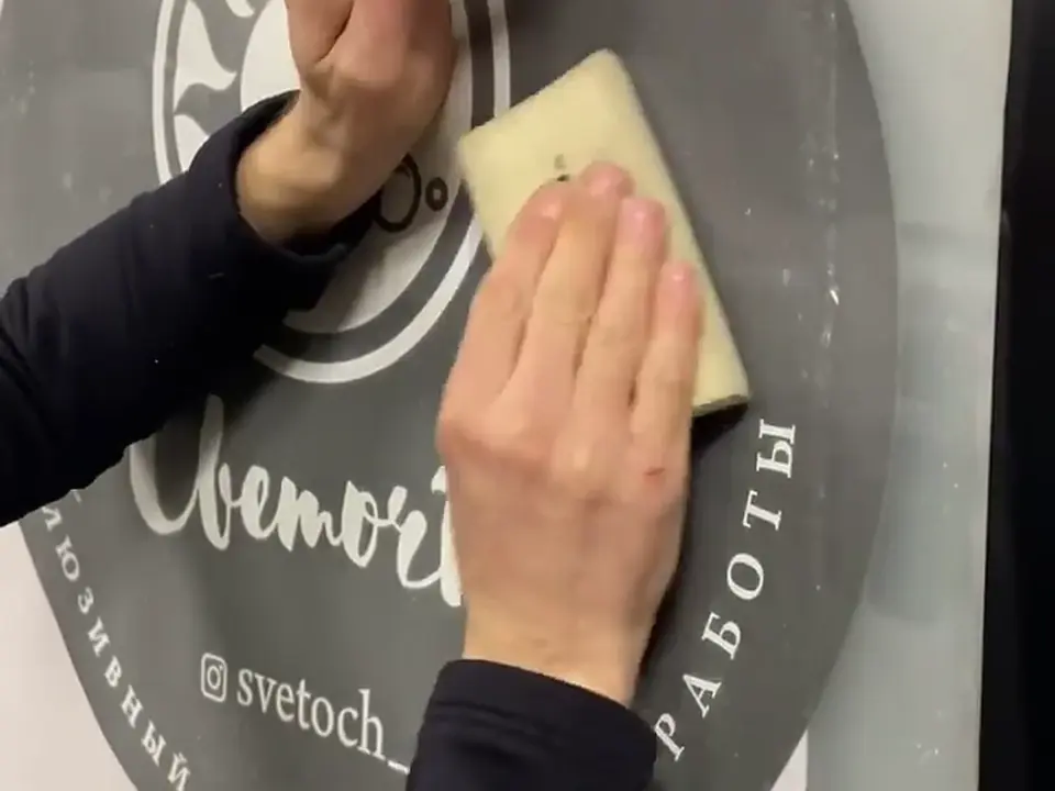 Наружная реклама Монтаж аппликации на дверь