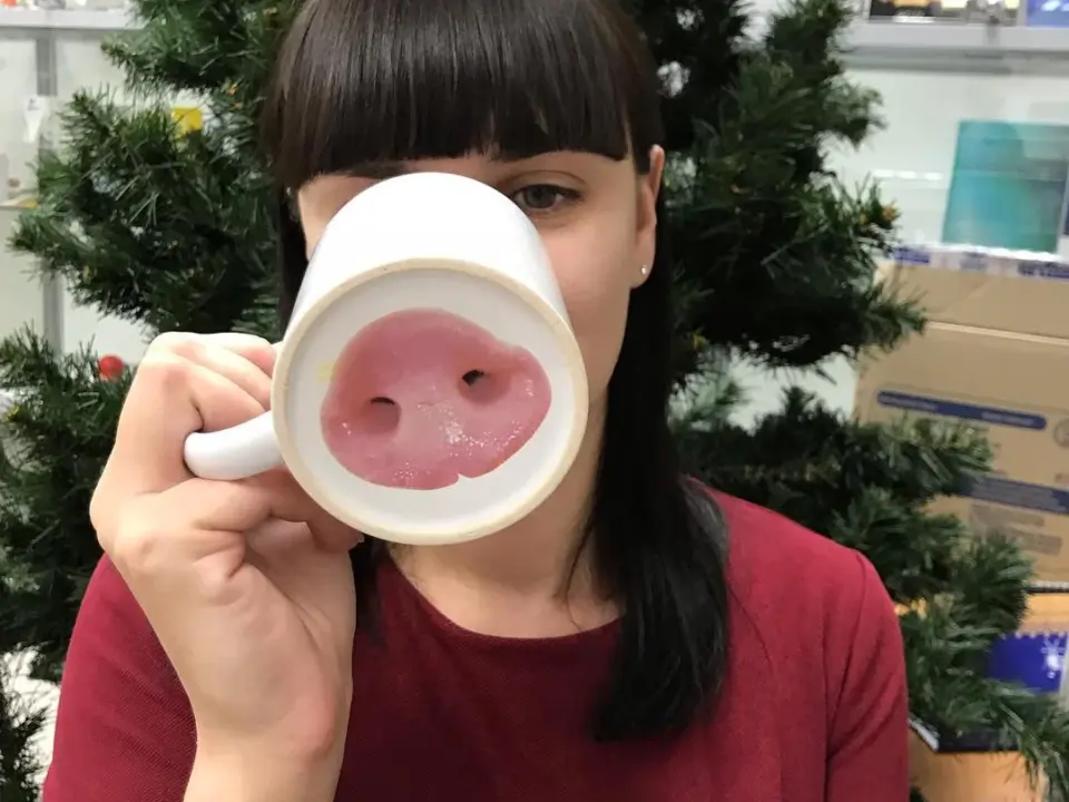 Сувенирная продукция Свиной пяточек на донышке кружки — печать на заказ в Томске