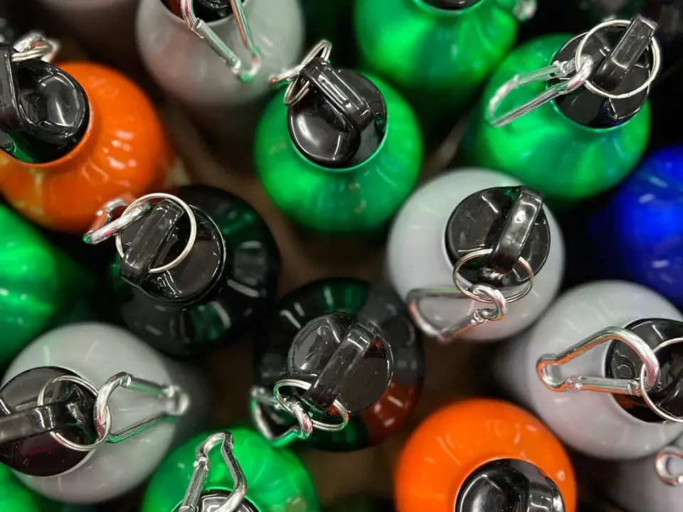 Сувенирная продукция Бутылки для воды с карабином под гравировку