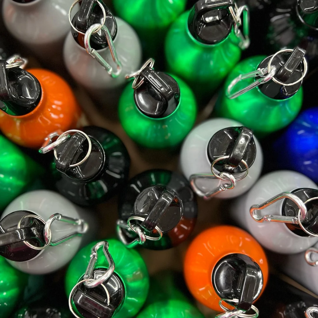 Бутылки для воды с карабином под гравировку Бутылки для воды с карабином под гравировку